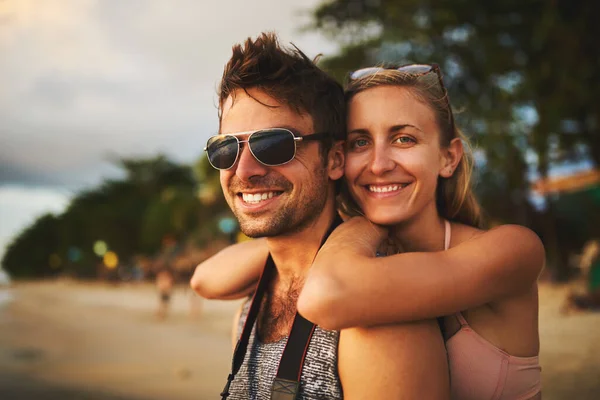 这个假期正是我们所需要的 一对年轻夫妇在海滩度过了一天 — 图库照片