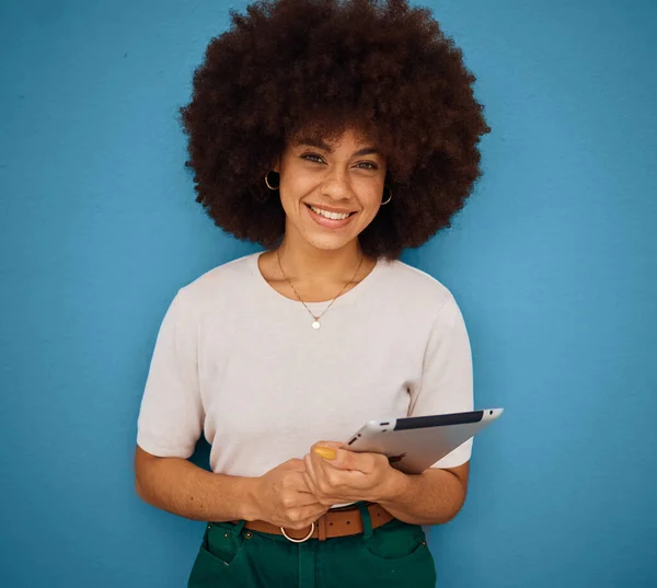 Mulher Negra Feliz Afro Tablet Sorriso Para Educação Aprendizagem Tecnologia — Fotografia de Stock