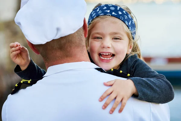Donutil Podívat Zpětný Pohled Záběr Otce Námořní Uniformě Objímající Jeho — Stock fotografie