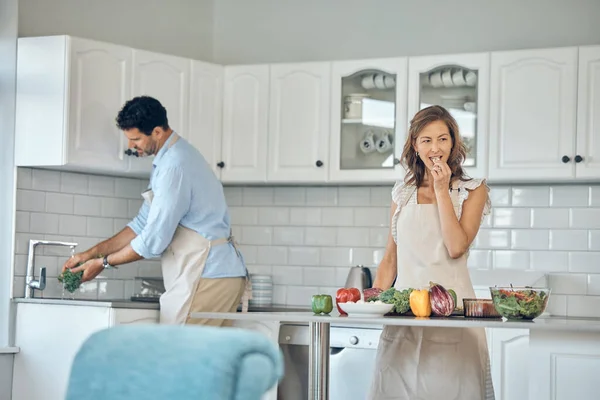 Gezondheid Koken Eten Paar Een Keuken Met Groenten Salade Voor — Stockfoto