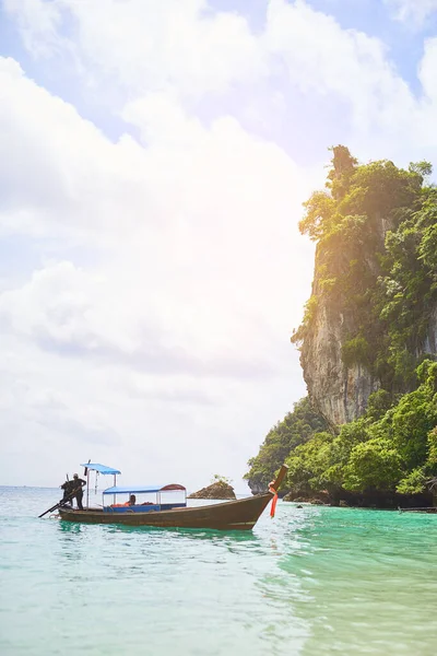 Mais Dia Paraíso Homem Barco Flutuando Águas Tropicais — Fotografia de Stock