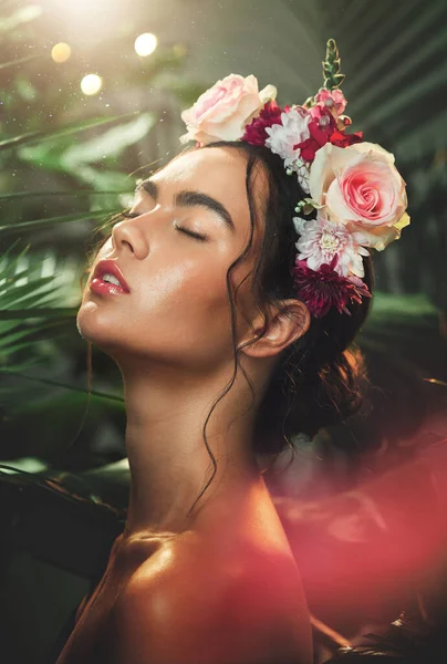 Обличчя Краса Квіти Моделлю Жінки Студії Природному Лісовому Тлі Оздоровлення — стокове фото