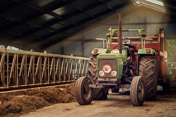 Připraven Rachot Rezavý Starý Traktor Stojící Prázdné Stodole — Stock fotografie