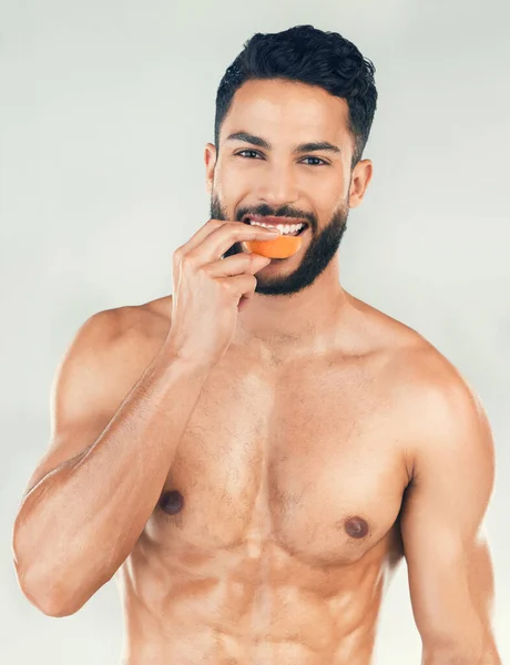 Retrato Fitness Hombre Comiendo Una Naranja Estudio Para Vitamina Piel — Foto de Stock