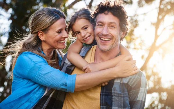 家族の価値 貴重です 幸せな家族が屋外で一緒に過ごす時間の肖像 — ストック写真