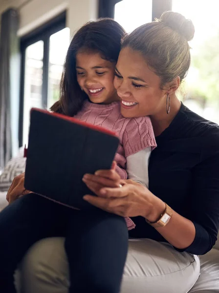Şimdi Izlemeliyiz Evde Dijital Tablet Kullanan Bir Anne Kız — Stok fotoğraf