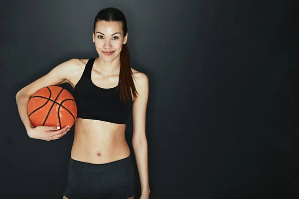 승자는 포기하지 않는다 스튜디오에서 여자가 어두운 배경에 농구공을 — 스톡 사진