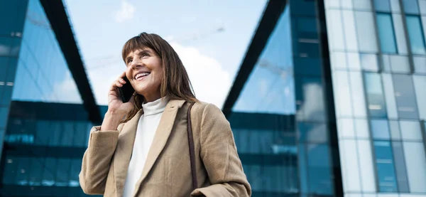 Zakelijke Vrouw Telefoongesprek Glimlach Voor Communicatie Netwerken Gesprek Met Contact — Stockfoto