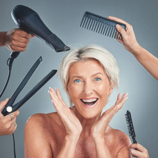 Péče Vlasy Vzrušená Seniorka Kadeřnicí Pro Krásu Sestřih Přípravu Šedém — Stock fotografie
