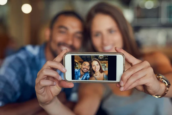 Memórias São Tesouros Coração Jovem Casal Tomando Uma Selfie Café — Fotografia de Stock