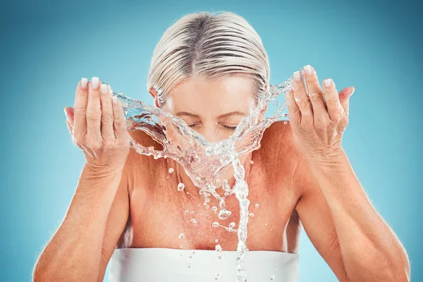 Water Spatten Huidverzorging Badkamer Gezicht Routine Van Een Oudere Vrouw — Stockfoto