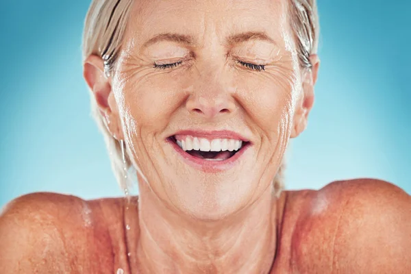 Вода Лицо Зрелая Женщина Моют Очищают Кожу Гигиены Ухода Женщина — стоковое фото
