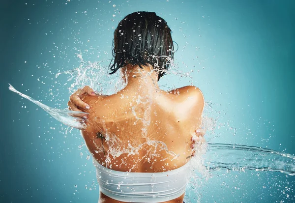 Water Splash Shower Woman Studio Wellness Cleaning Body Grooming Back — Stock Photo, Image