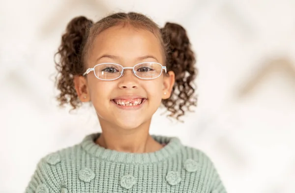 Okulary Wzrok Dzieci Klientką Gabinecie Optometrycznym Nowe Okulary Ramowe Portret — Zdjęcie stockowe