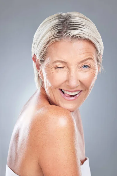 Wink Grappig Senior Schoonheid Vrouw Gezicht Blij Huidverzorging Wellness Portret — Stockfoto