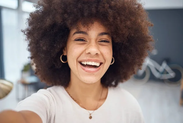 Retrato Selfie Mulher Negra Chamada Vídeo Casa Para Mídias Sociais — Fotografia de Stock