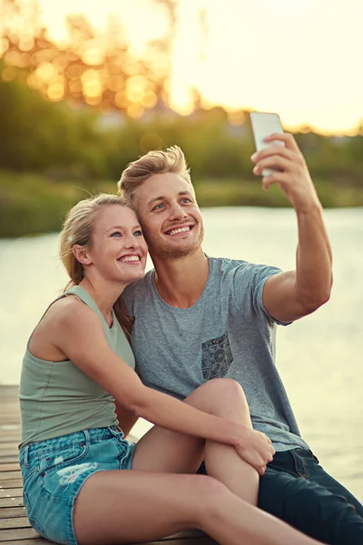 Troppo Bello Rinunciare Selfie Una Giovane Coppia Che Selfie Insieme — Foto Stock