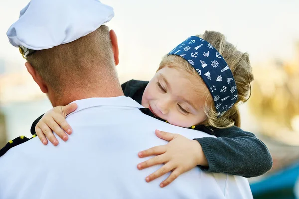 毎日の腕の中で安全でくつろぎます 海軍の制服を着た父親のレビューショット彼の幸せな女の子を抱きしめる — ストック写真