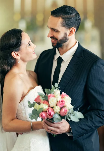 教会での愛情 ロマンス 献身的な儀式のための結婚式で男 夫と妻の愛 思いやりとロマンチックな人々のイベントの後に祝う — ストック写真