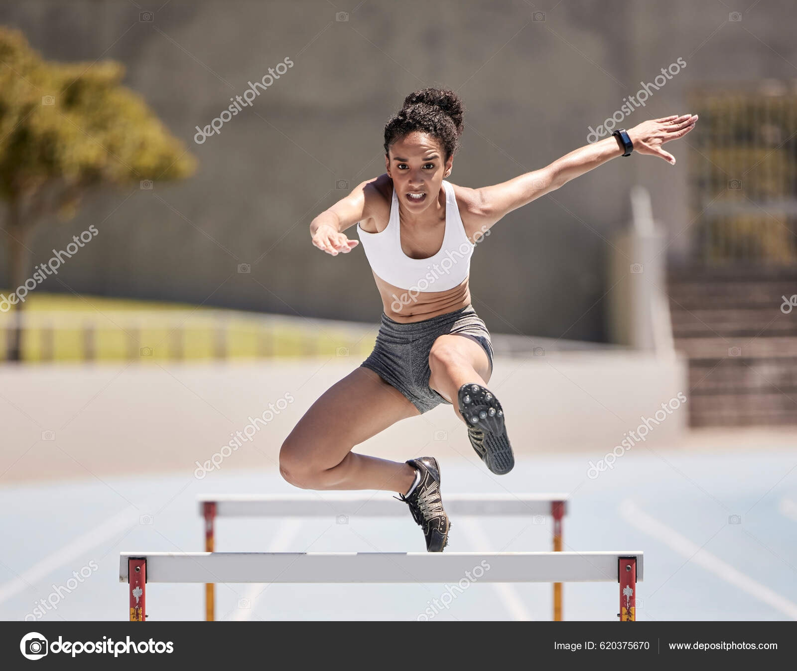 Alongamento de bola de futebol e mulher em treinamento de exercícios  físicos e exercícios no telhado com fones de ouvido de música jogador de  futebol e atleta se aquecem para podcast de