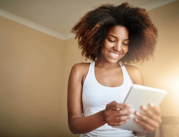 Ligado Tudo Que Corrente Uma Jovem Mulher Usando Tablet Digital — Fotografia de Stock