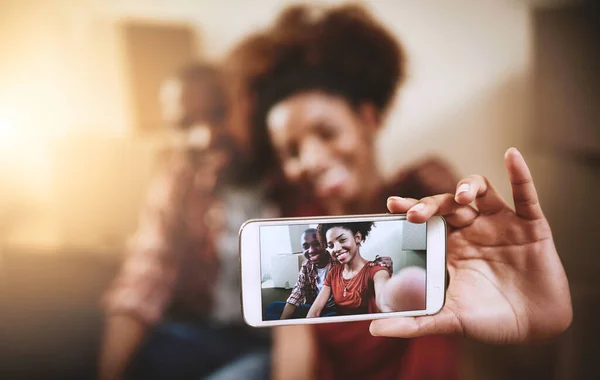 Chegou Finalmente Momento Jovem Casal Tirando Uma Selfie Sua Nova — Fotografia de Stock