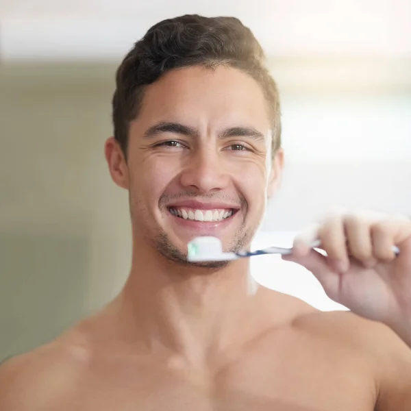 Tajemství Velkého Úsměvu Pohledný Mladý Muž Doma Čistí Zuby — Stock fotografie