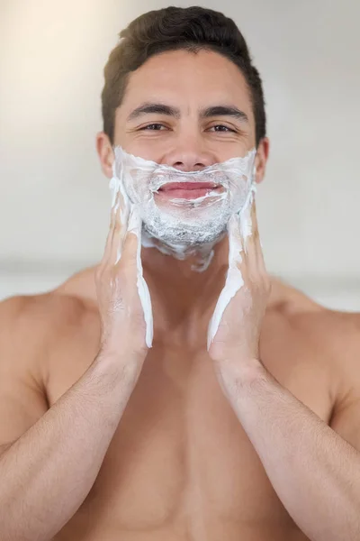 後でいい顔して 浴室で顔の毛を剃っているハンサムな若い男が — ストック写真