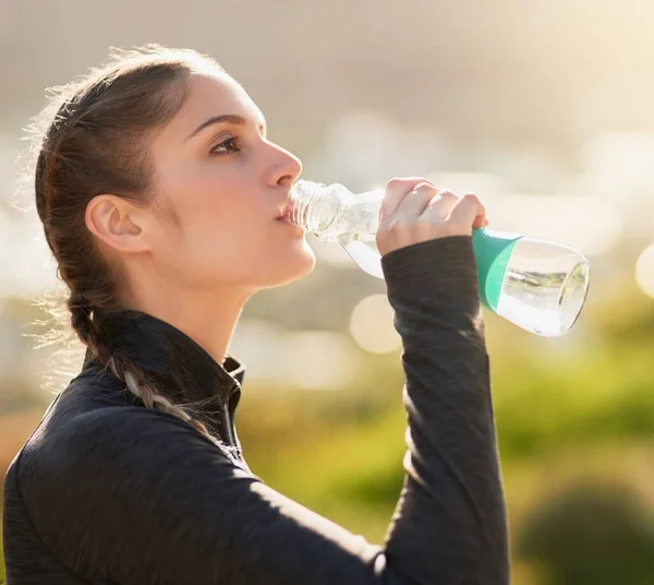 Blijf Gehydrateerd Een Aantrekkelijke Jonge Vrouw Drinkwater Tijdens Haar Training — Stockfoto