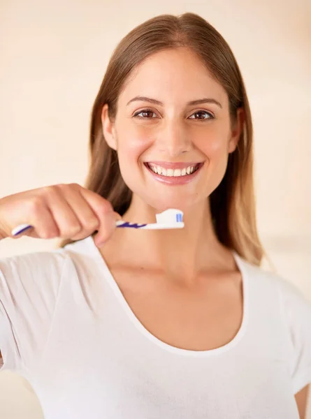Menjaga Senyum Putihnya Potret Seorang Wanita Muda Menggosok Giginya Rumah — Stok Foto