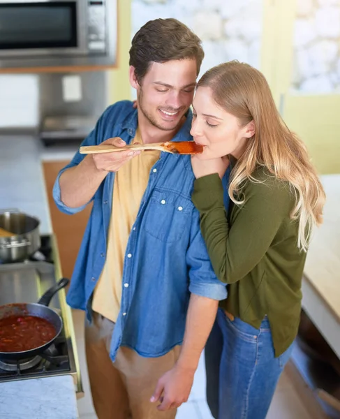 Ingrediente Que Estás Provar Amor Jovem Casal Afetuoso Degustando Molho — Fotografia de Stock
