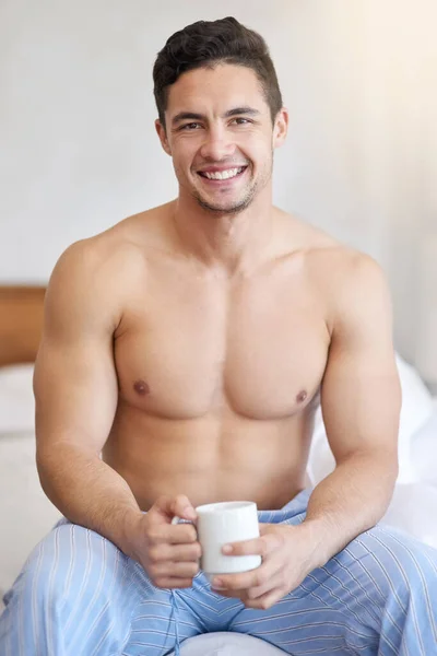 Пить Латте Начале Дня Красивый Молодой Человек Пьет Кофе Утрам — стоковое фото