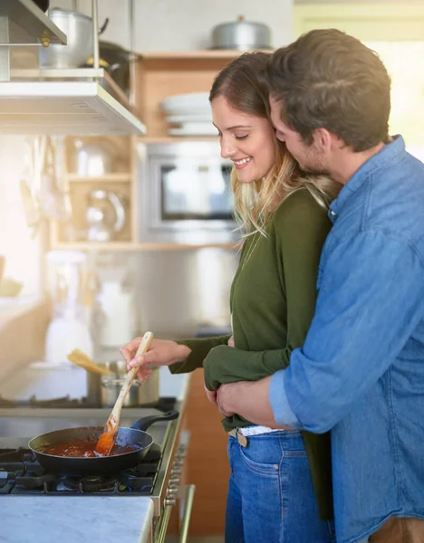 Agitar Algo Especial Cozinha Jovem Casal Afetuoso Preparando Jantar Juntos — Fotografia de Stock