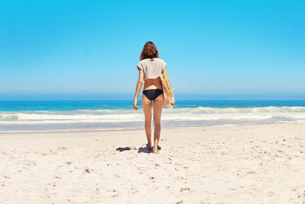 Mniej Więcej Tym Czasie Surfing Tylne Ujęcie Seksownej Młodej Kobiety — Zdjęcie stockowe
