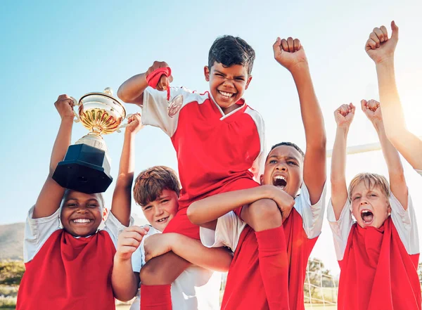 庆祝会和孩子们在足球场上带着奖杯 为赢得比赛而高兴和兴奋 男孩目标及足球团队合作的成功与金牌得主微笑 — 图库照片