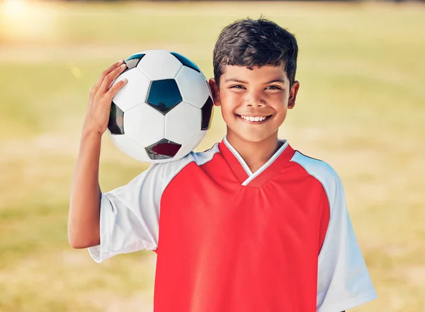 在足球比赛 竞赛或比赛中 男孩肖像 带着体育 健身或训练微笑的场地和足球 运动员的孩子 喜欢与球肩并肩在草地上做运动 — 图库照片