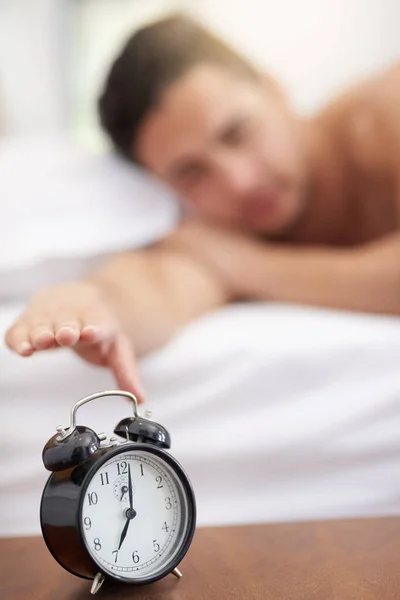 Saat Deki Uyandırma Servisiniz Genç Bir Adam Sabahları Çalar Saatine Stok Fotoğraf