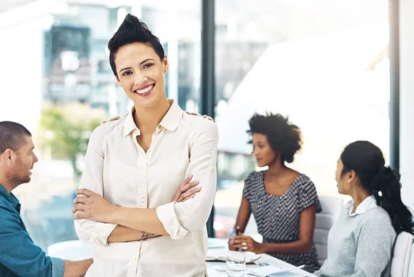 为商业带来积极的前景 一个年轻的女商人和她的同事一起站在办公室里的肖像 — 图库照片