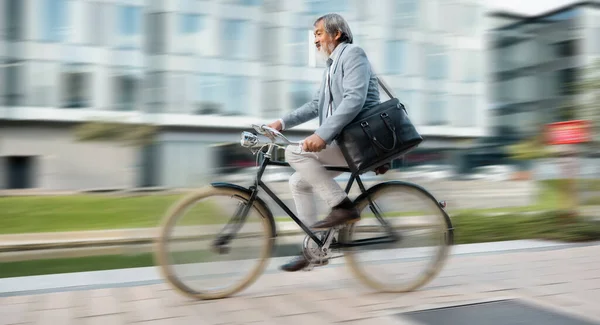 자전거를 출퇴근을 오전에 출근하는 사업을 남자와 시내에서 자전거를 있습니다 자전거 — 스톡 사진