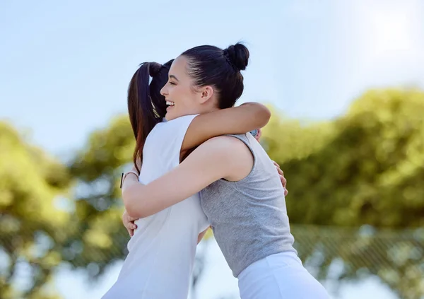 Las Mujeres Los Amigos Éxito Abrazan Parque Aire Libre Para —  Fotos de Stock