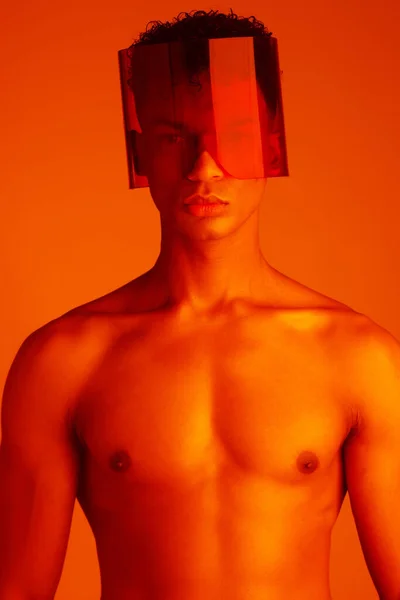 Tělo Brýle Červená Mužský Model Studiu Barevném Pozadí Pro Módní — Stock fotografie