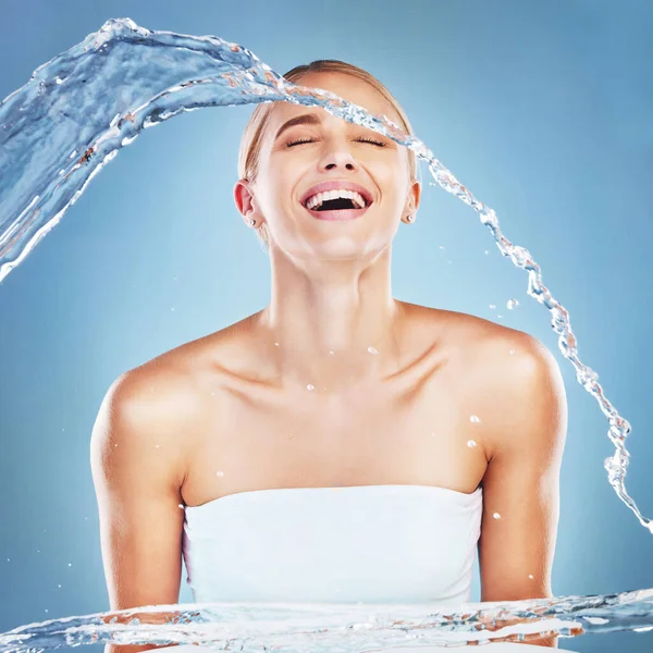 Water Beauty Skincare Model Woman Studio Blue Background Hygiene Hydration — Stock Photo, Image