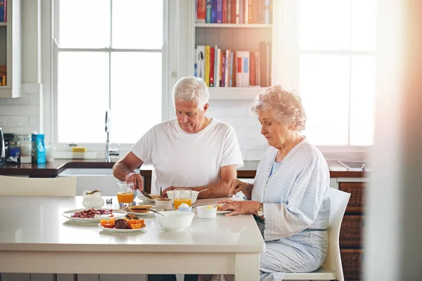 Заходьте Неквапливий Сніданок Старша Пара Снідає Разом Вдома — стокове фото