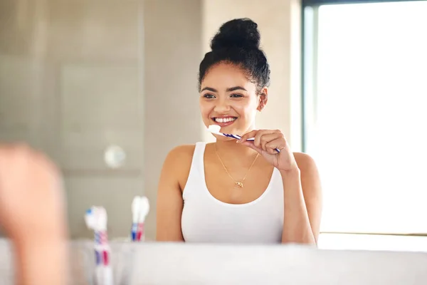 Começando Novo Dia Uma Jovem Mulher Escovando Dentes Banheiro — Fotografia de Stock