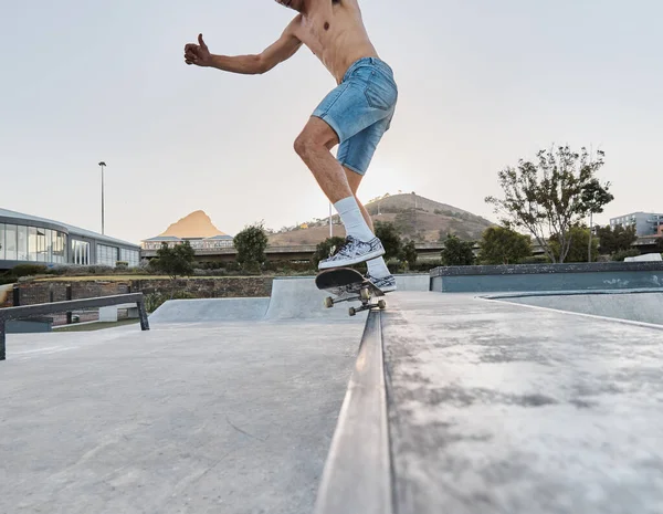 楽しさ 冒険とフィットネスのための公園でのスケートボード フィットネスや足 運動のための都市や町の外でスケートするためにボードを使用して男のスポーツ アクティブとトレーニング — ストック写真