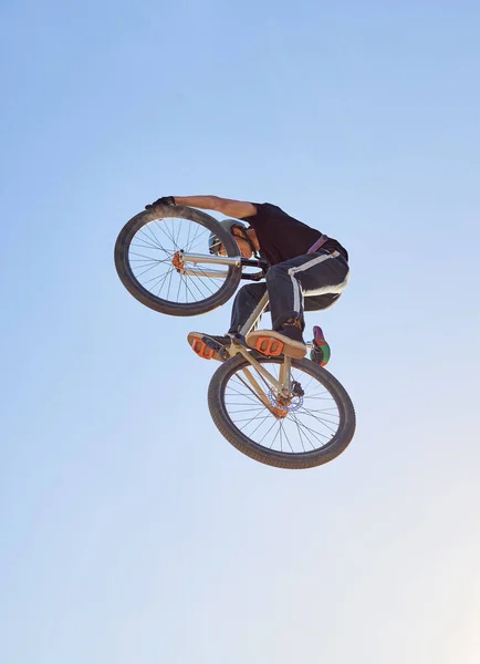 Rower Górski Prędkość Sport Człowiekiem Skaczącym Powietrzu Podczas Wyścigu Świeżym — Zdjęcie stockowe