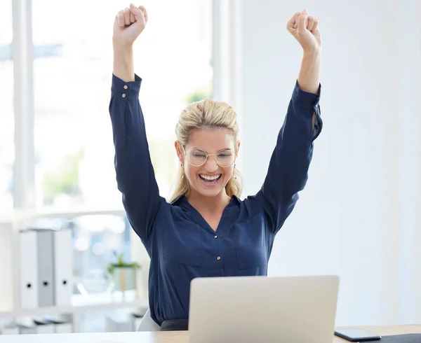 Ganador Éxito Mujer Negocios Con Ordenador Portátil Celebran Satisfacción Laboral — Foto de Stock