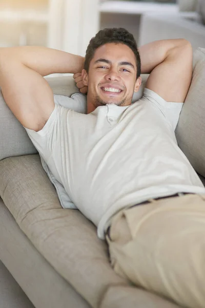 ホームフロントで時間を冷ます 自宅でソファの上でリラックスした幸せな若い男の肖像画 — ストック写真