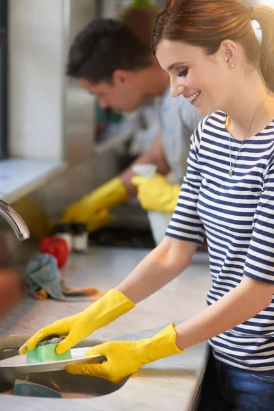 Scrub Shines Happy Young Couple Cleaning Kitchen Together — Stock Photo, Image