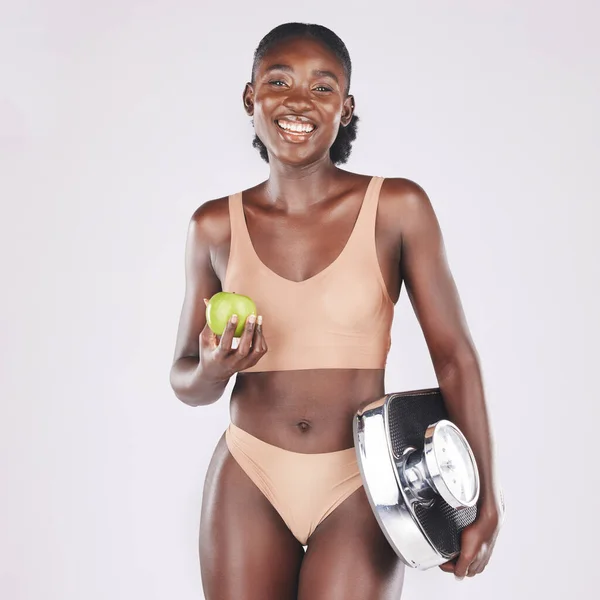 Mulher Negra Balança Maçã Para Perder Peso Dieta Saudável Resultados — Fotografia de Stock